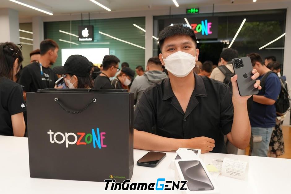 Chủ nhân đầu tiên của iPhone 15 series tại TopZone đã được tiết lộ!