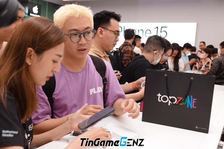 Chủ nhân đầu tiên của iPhone 15 series tại TopZone đã được tiết lộ!