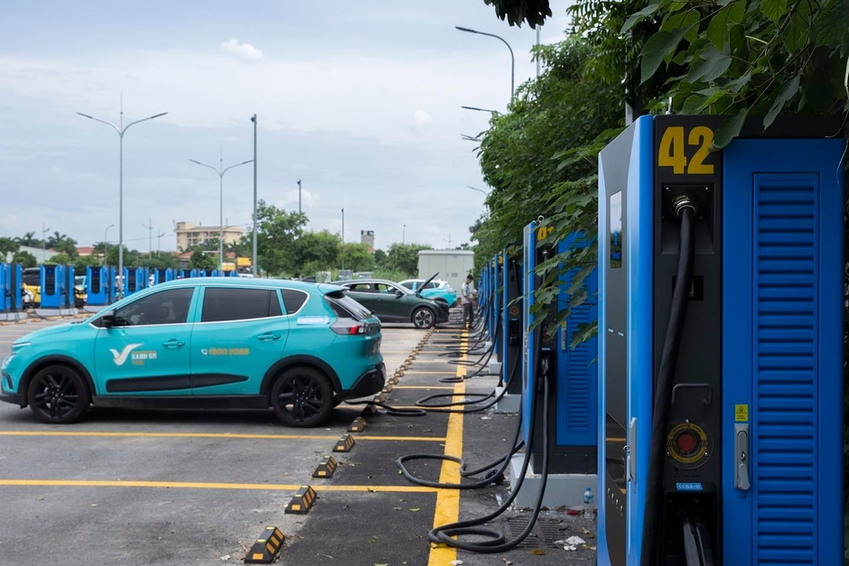 Chủ Xe VinFast VF 9 Trải Nghiệm Trạm Sạc Siêu Nhanh Tại Hà Nội: Chỉ 9 Phút Để Đi Được 50km Với Hệ Thống Trụ Công Suất Lớn và Địa Điểm Tiện Lợi Chủ Xe VinFast VF 9 Trải Nghiệm Trạm Sạc Siêu Nhanh Tại Hà Nội: Chỉ 9 Phút Để Đi Được 50km Với Hệ Thống Trụ Công Suất Lớn và Địa Điểm Tiện Lợi