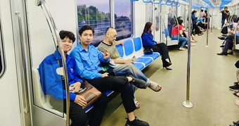 "Chuyên Gia Chia Sẻ: Vị Trí Ngồi An Toàn Nhất Trên Tàu Điện và Tàu Hỏa"