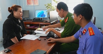 "Công An Đồng Tháp Điều Tra Vụ Chuyển Khoản Nhầm 100 Triệu Đồng: Người Phụ Nữ 1997 Bị Cấm Xuất Cảnh Sau 8 Tháng" "Công An Đồng Tháp Điều Tra Vụ Chuyển Khoản Nhầm 100 Triệu Đồng: Người Phụ Nữ 1997 Bị Cấm Xuất Cảnh Sau 8 Tháng"