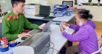 "Cụ Bà 77 Tuổi Thoát Bẫy Lừa Đảo Nhờ Tư Vấn Tại Công An: Một Bài Học Cảnh Giác Cho Mọi Người"