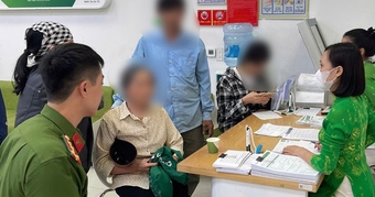 "Cụ Bà Gây Sốc Tại Phòng Giao Dịch Vietcombank: Liên Tục Yêu Cầu Chuyển Khoản Cho 