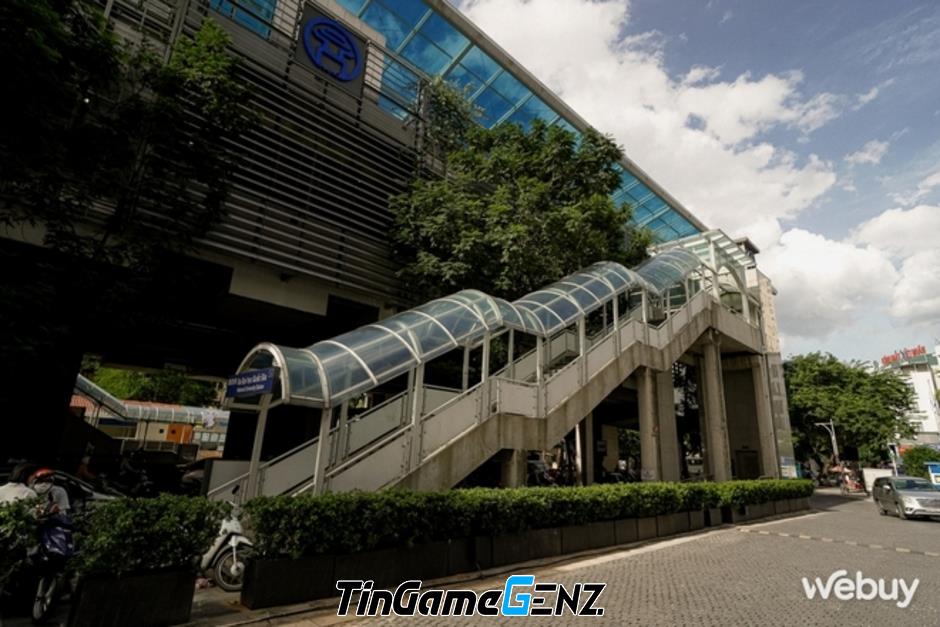 "Cuối tuần khám phá metro Nhổn - Ga Hà Nội: Di chuyển nhanh, điều hòa mát, vé miễn phí"