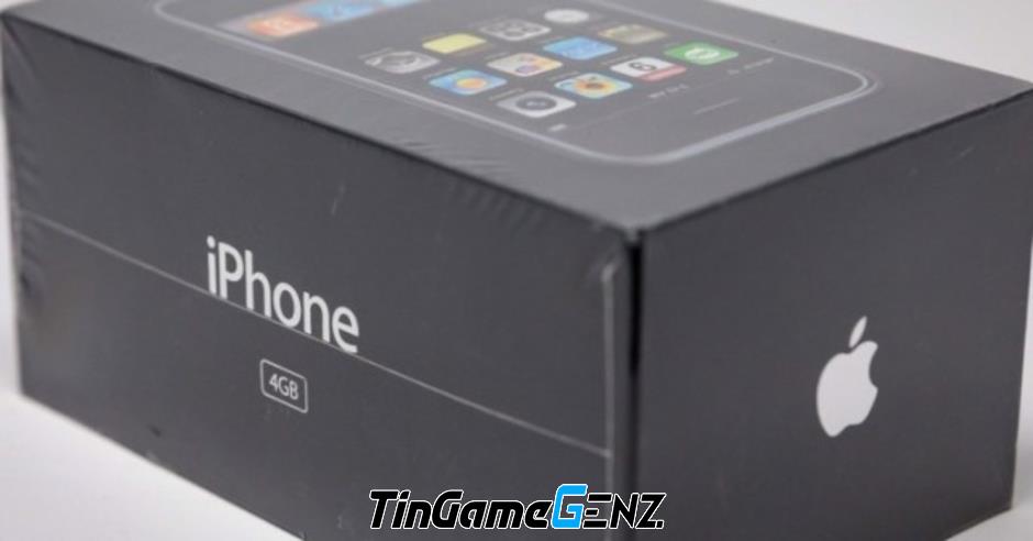 Đấu giá iPhone đầu tiên nguyên hộp, giá chốt 2,4 tỷ đồng