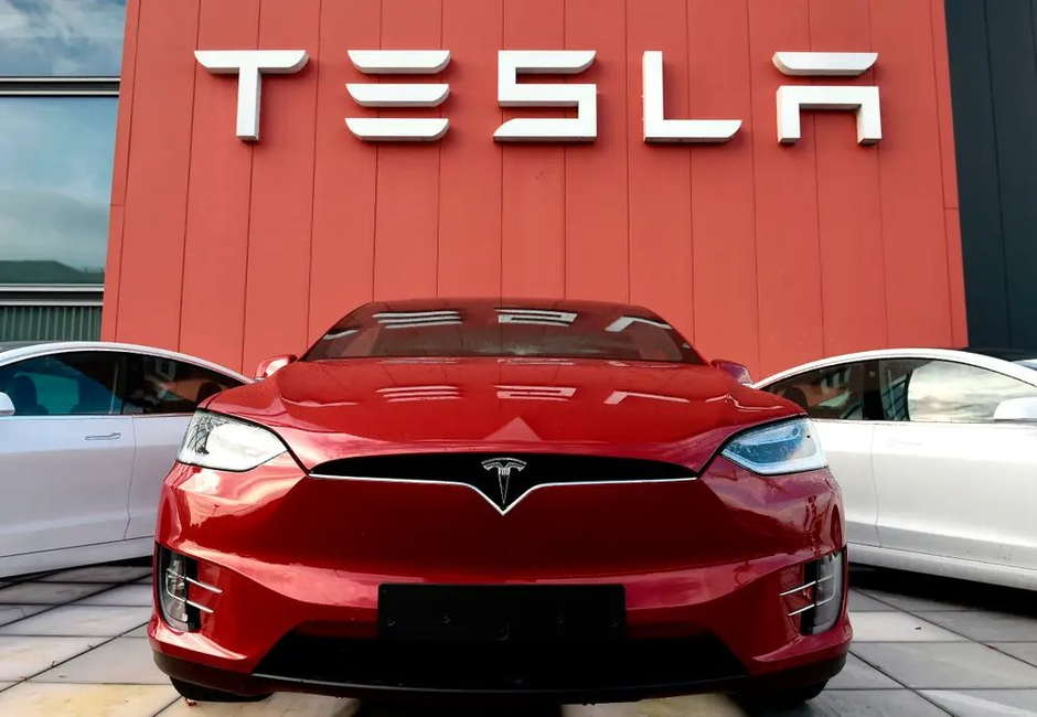 "Doanh Số Xe Tesla Giảm Lần Đầu Sau 10 Năm: Ngôi Vương Của Elon Musk Đang Bị Đe Dọa Khi Đối Thủ Từng Bị Cười Nhạo Đang Tăng Tốc"