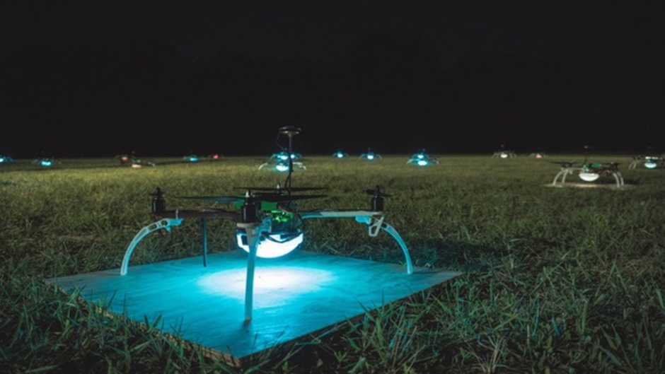 Drone tạo ánh sáng trên bầu trời đêm Hà Nội: Làm thế nào để hàng nghìn drone không va chạm với nhau?