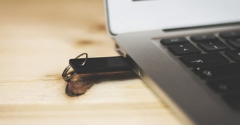 "Đừng Để Bị Đánh Lừa: Tập Quán Dễ Gây Hại Khi Kết Nối USB Lạ"