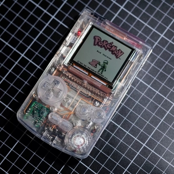 "Game Boy Color với bo mạch trong suốt: Xu hướng mod máy retro đang 