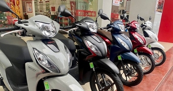 Giá xe máy giảm đáng kể: Honda Vision giảm sâu nhất, Honda Air Blade, Winner X... bán dưới giá đề xuất 14 triệu đồng (thấp nhất từ đầu năm)