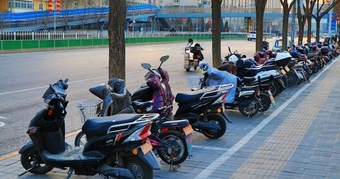 "Giải Pháp Sạc Xe Điện Trong Chung Cư: Cách Trung Quốc Khắc Phục Thách Thức Hàng Nghìn Người Dùng"