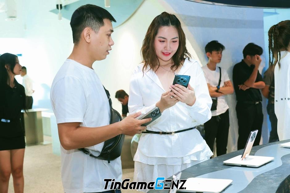 Giới trẻ phấn khích tham gia sự kiện trải nghiệm AI trên OPPO Reno12 Series