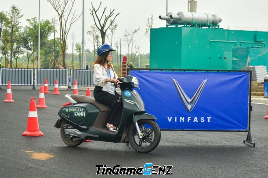 Giói trẻ thử xe máy điện VinFast tại triển lãm VIIE 2023: Hứng thú đầy đủ