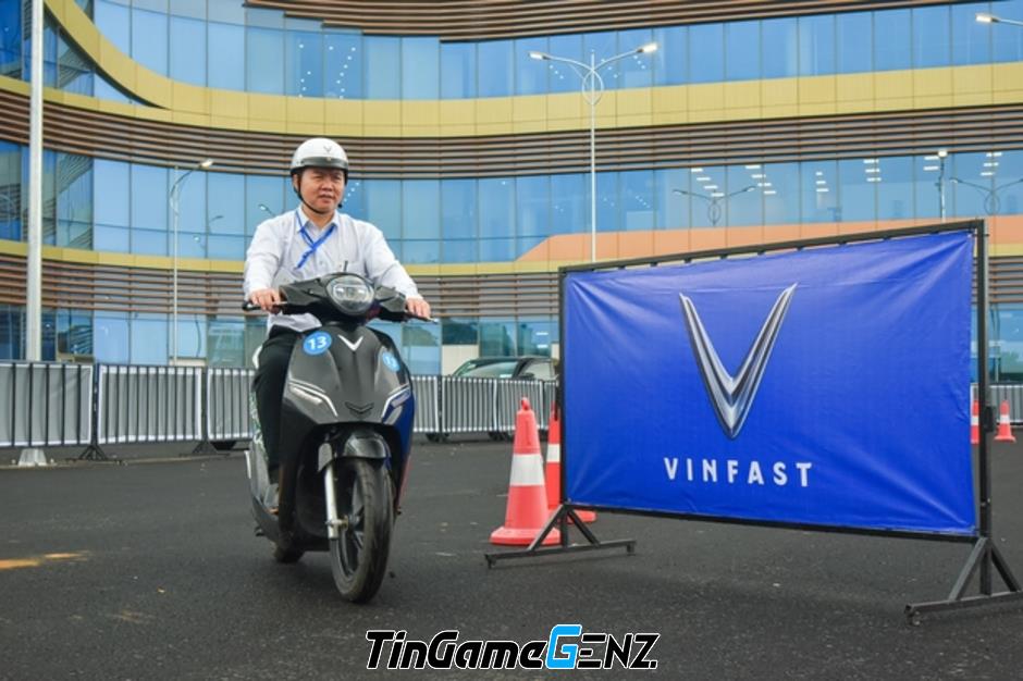 Giói trẻ thử xe máy điện VinFast tại triển lãm VIIE 2023: Hứng thú đầy đủ