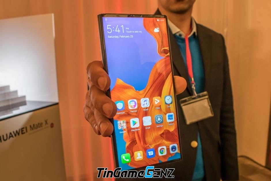 Huawei đánh bại Samsung với smartphone màn hình gập khẩu đầu