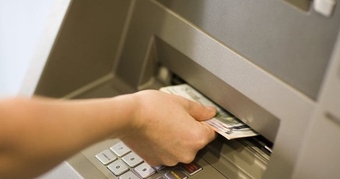 Hướng dẫn xử lý khi rút tiền ATM không trả tiền