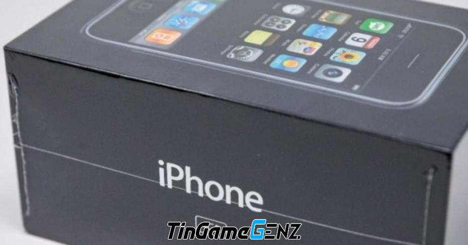 iPhone đầu tiên nguyên hộp được bán với giá 3,2 tỷ đồng