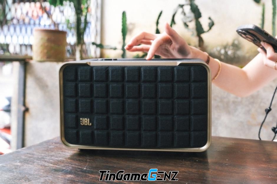 JBL Authentics 200: Sự kết hợp độc đáo giữa hoài cổ và chất âm hiện đại