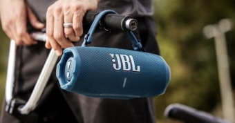"JBL Ra Mắt Loa Di Động Flip 7 và Charge 6: Thiết Kế Mới Với Móc Cài và Dây Đeo Độc Đáo"