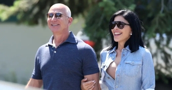 "Jeff Bezos Mới Chi Mạnh Tới Hàng Triệu Đô Cho 