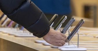 "Khám Phá Chiếc iPhone Kỷ Niệm 20 Năm: Hồi Sinh Những Tinh Hoa Của Thiên Tài Công Nghệ Đầu Tiên"