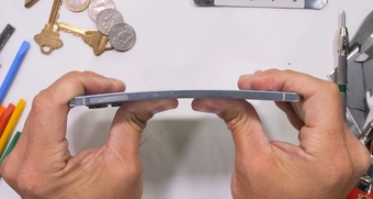 "Khám Phá Galaxy S25 Edge: Smartphone Siêu Mỏng 5,8mm Vượt Qua Bài Kiểm Tra Uốn Cong Khắc Nghiệt"