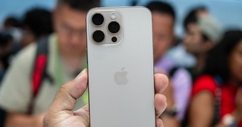 "Khám Phá iPhone 16 Pro Max Mới Ra Mắt: Hình Ảnh Thực Tế Đầy Ấn Tượng"