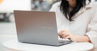 "Khám Phá Laptop Lý Tưởng Cho Tân Sinh Viên: Mỏng Nhẹ, Pin Trâu và Tích Hợp ChatGPT Offline" "Khám Phá Laptop Lý Tưởng Cho Tân Sinh Viên: Mỏng Nhẹ, Pin Trâu và Tích Hợp ChatGPT Offline"