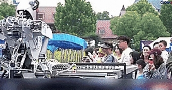 "Khám Phá Robot Pha Cà Phê Độc Đáo: Nơi Công Nghệ Gặp Nghệ Thuật và Sắc Đẹp!"