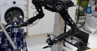 "Khám Phá Robot Trung Quốc: Thiết Bị Đảm Đương Nhiệm Vụ Móc Quần Áo và Lau Dọn Bàn Ăn"
