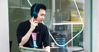 "Khám Phá Tai Nghe Đặc Biệt Với Màn Hình Rời: Trải Nghiệm Độc Lạ Giá 10 Triệu Đồng"