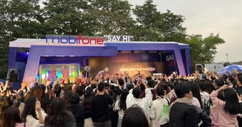 Khám Phá Trải Nghiệm Đỉnh Cao: MobiFone Gây Sốt Tại Concert "3 Anh Trai Say Hi" Với Rổ Giải Trí Đặc Sắc!