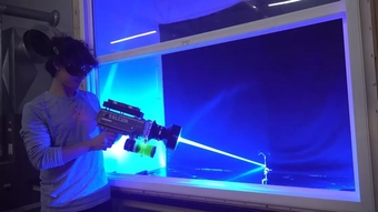 "Khám Phá YouTuber Chế Tạo Laser Cầm Tay Đỉnh Cao: Thiết Bị Nóng Chảy Titan và Nứt Kim Cương"