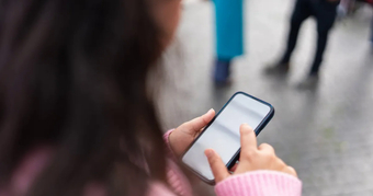 "Miếng Dán Màn Hình Chống Nhìn Trộm Cho Smartphone: Lợi Ích và Lý Do Nên Sử Dụng"