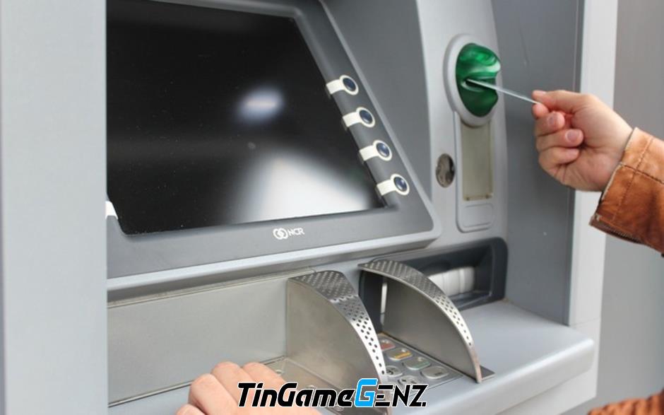 Ngân hàng báo cảnh sát về người đàn ông lảng vảng quanh ATM