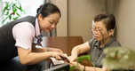 "Ngân Hàng: Nữ Nhân Viên Dũng Cảm Được Tuyên Dương Sau Khi Giúp Doanh Nhân U70 Lừa Đảo Rinh Tiền" 