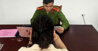 "Người Phụ Nữ Gặp Khó Khăn Với 2,1 Tỷ Đồng Trong Tài Khoản: Báo Công An Giải Quyết Vụ Việc"