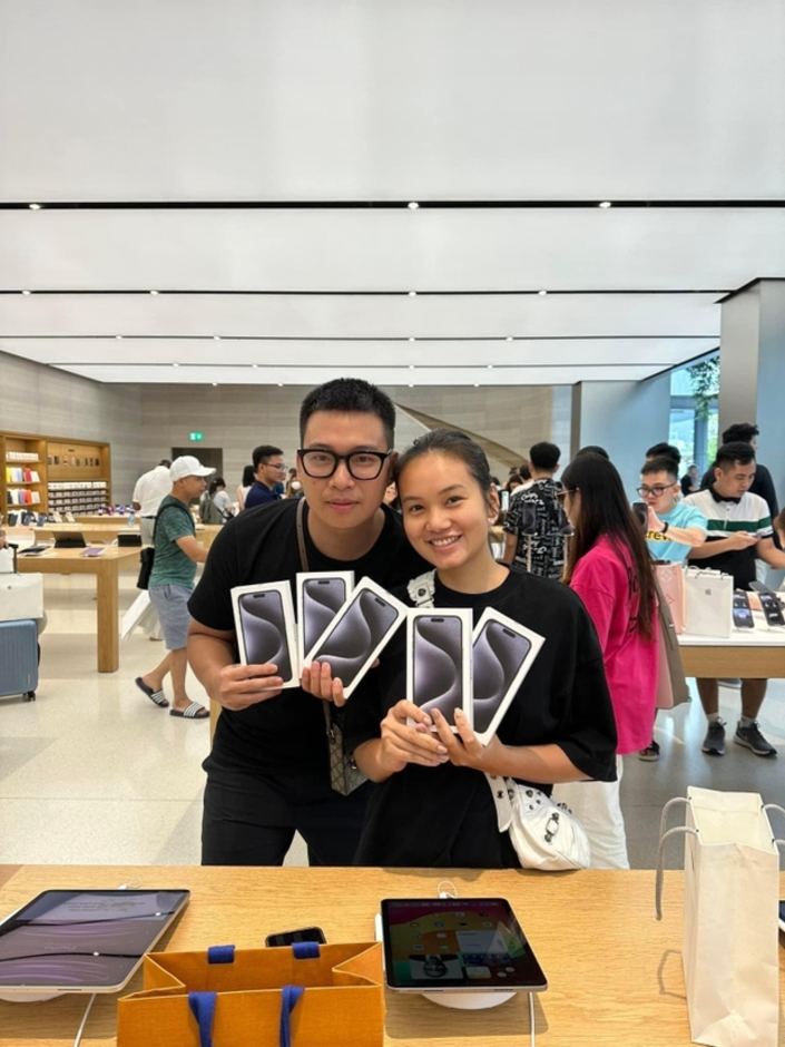 Người Việt mua iPhone 15 tại Singapore, Thái Lan; máy đầu tiên về Việt Nam có giá trên 60 triệu đồng.