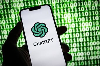 "Nguy cơ Lười Biếng Từ Việc Lạm Dụng Chatbot AI: Tác Động Đến Não Bộ"