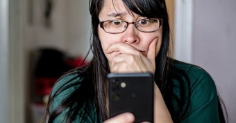 "Nguy Cơ Mới: Lỗ Hổng Trên Android Cho Phép Hacker Tấn Công Người Dùng Một Cách Dễ Dàng" "Nguy Cơ Mới: Lỗ Hổng Trên Android Cho Phép Hacker Tấn Công Người Dùng Một Cách Dễ Dàng"