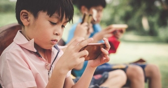 "Nguy cơ từ việc cho trẻ em sử dụng điện thoại sớm: Lời khuyên từ giáo sư hàng đầu giúp con bạn thành công và hạnh phúc"