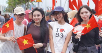 "Những Phụ Kiện Thiết Yếu Cho Buổi Concert Quốc Gia: Đừng Bỏ Lỡ Thứ Này!"