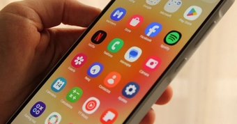 "Samsung và Apple đối mặt khủng hoảng khi bị phát hiện cài sẵn gần 200 ứng dụng trên thiết bị"