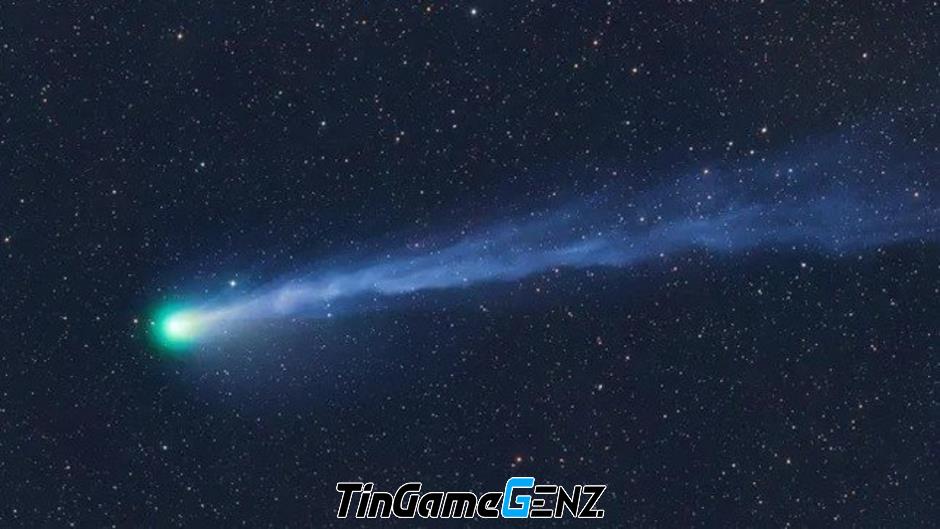 Sao chổi ác quỷ màu xanh lá cây phát nổ trong Thiên hà Andromeda