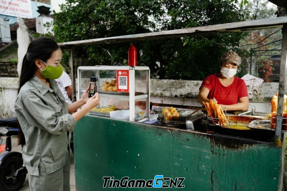 Sinh viên áp dụng lối sống không tiền mặt, ưa chuộng tô hủ tíu gõ và thanh toán qua chuyển khoản.