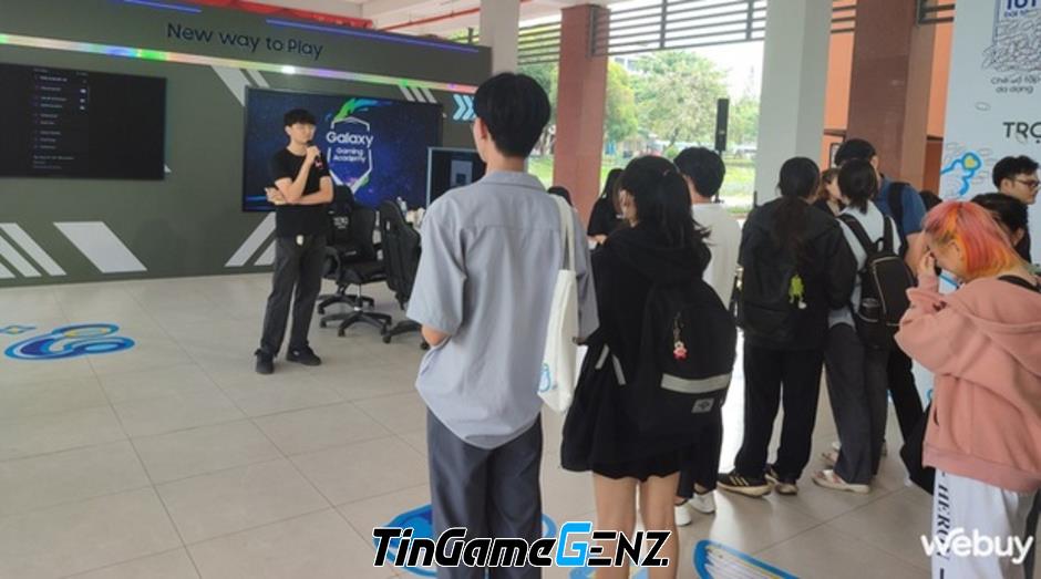 Sinh viên học cách sử dụng Galaxy AI tại Galaxy Campus Tour 2024