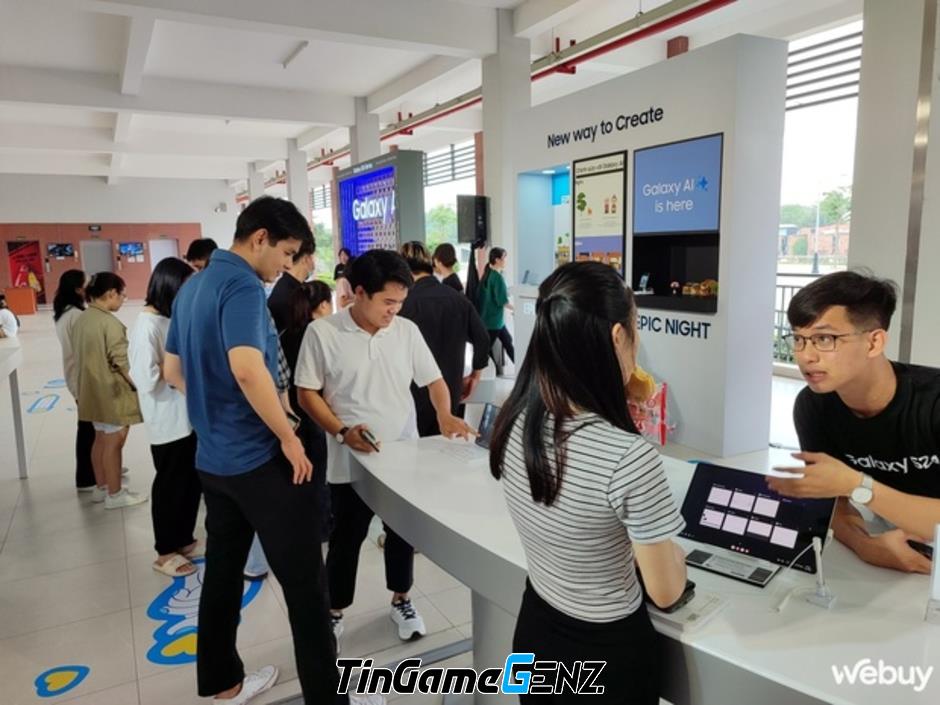 Sinh viên học cách sử dụng Galaxy AI tại Galaxy Campus Tour 2024