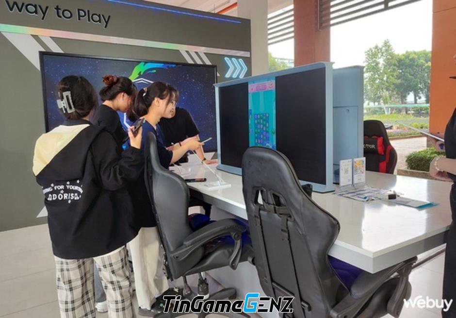 Sinh viên học cách sử dụng Galaxy AI tại Galaxy Campus Tour 2024