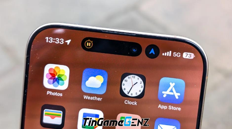 So sánh Dynamic Island của iPhone 16 Pro và Now Bar của Galaxy S25: Tính năng nào vượt trội hơn?