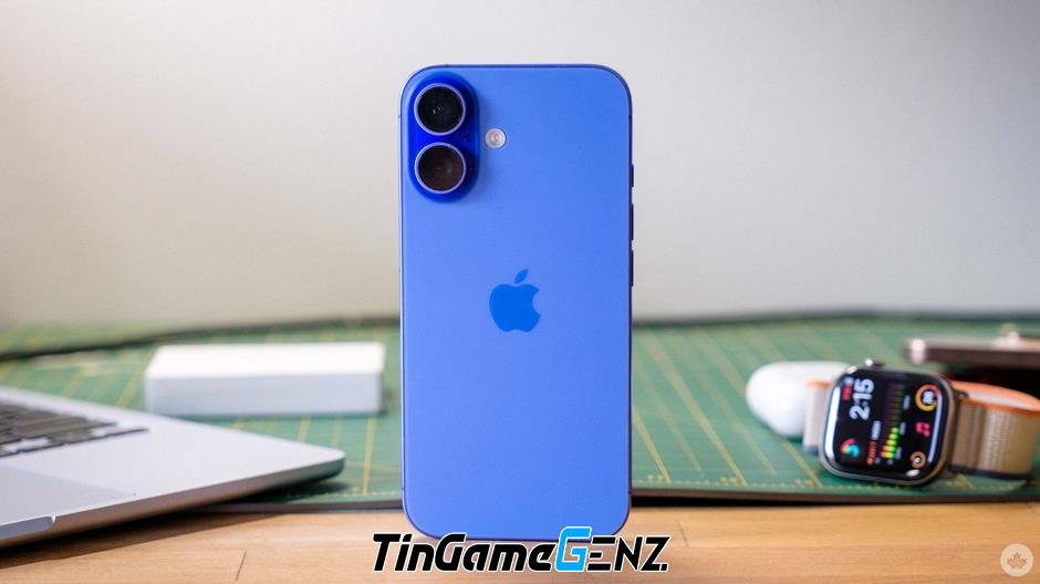 So sánh Galaxy Z Flip 7 và iPhone 16: Lựa chọn flagship hoàn hảo cho năm 2025!
